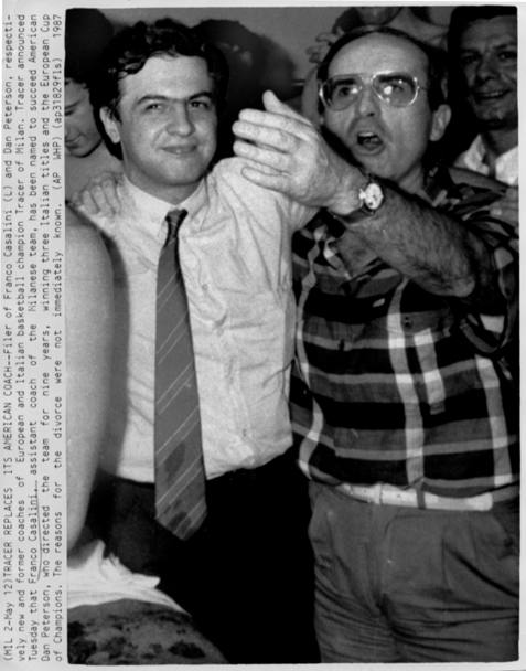 Dan Peterson e Franco Casalini allenatore e secondo della Tracer Milano. Quando Peterson dir basta, Casalini lo sostituira&#39; sulla panchina di Milano (1987).